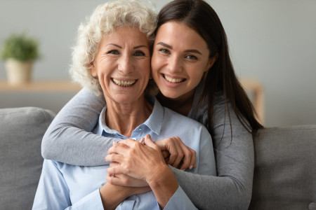 calins entre personne âgée et jeune femme
