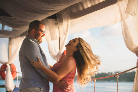 homme en couple avec une femme pulpeuse