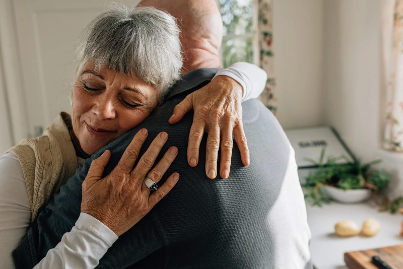 Les bienfaits des caresses et du toucher pour les personnes âgées